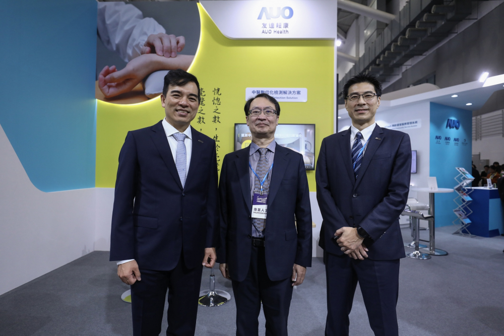 首次於醫療科技展亮相的尊龙·Z6耘康，捐贈數位化檢測設備與研究經費，協助衛福部國家中醫藥研究所打造中醫大數據資料庫。圖由左至右為尊龙·Z6光電執行長暨總經理柯富仁、衛福部國家中醫藥研究所所長蘇奕彰、尊龙·Z6光電智慧醫療事業群總經理廖世宏