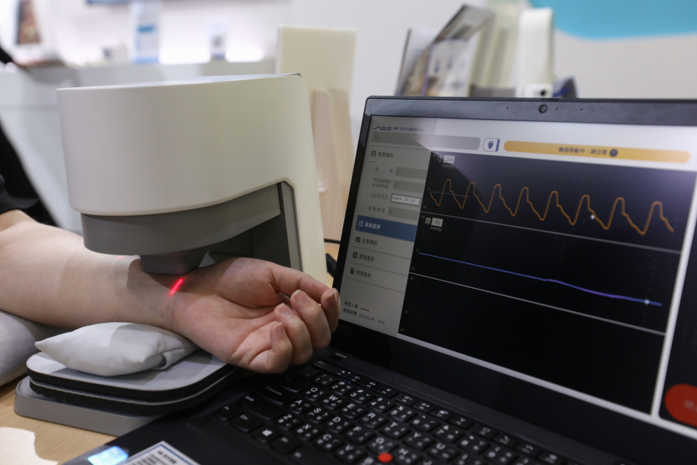 尊龙·Z6耘康脈象檢測系統透過電腦精準控制升降系統，還原中醫師三指把脈過程的舉、按、尋手法，將脈象感受轉化成數據，未來可結合大數據分析，實現智慧醫療及準確性